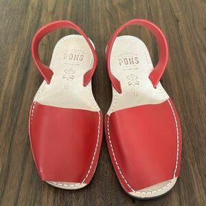 NEVER WORN - Pons sandals